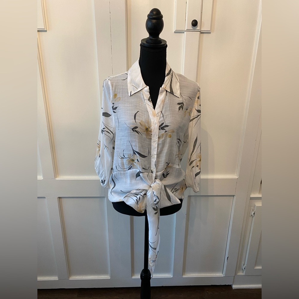 Alex & Parker Top 3/4 Sleeve pale Floral front tie Blouse